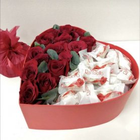 Цветы в коробке «Сладкое сердце» от интернет-магазина «Колибри» в Сургуте